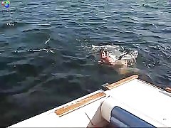 Pullukka poikasen on hauskaa vene