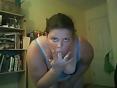 BBW työntää lelu hänen rasvaa pillua