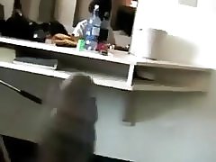 Ebony antaa kurkistaa ja handjob